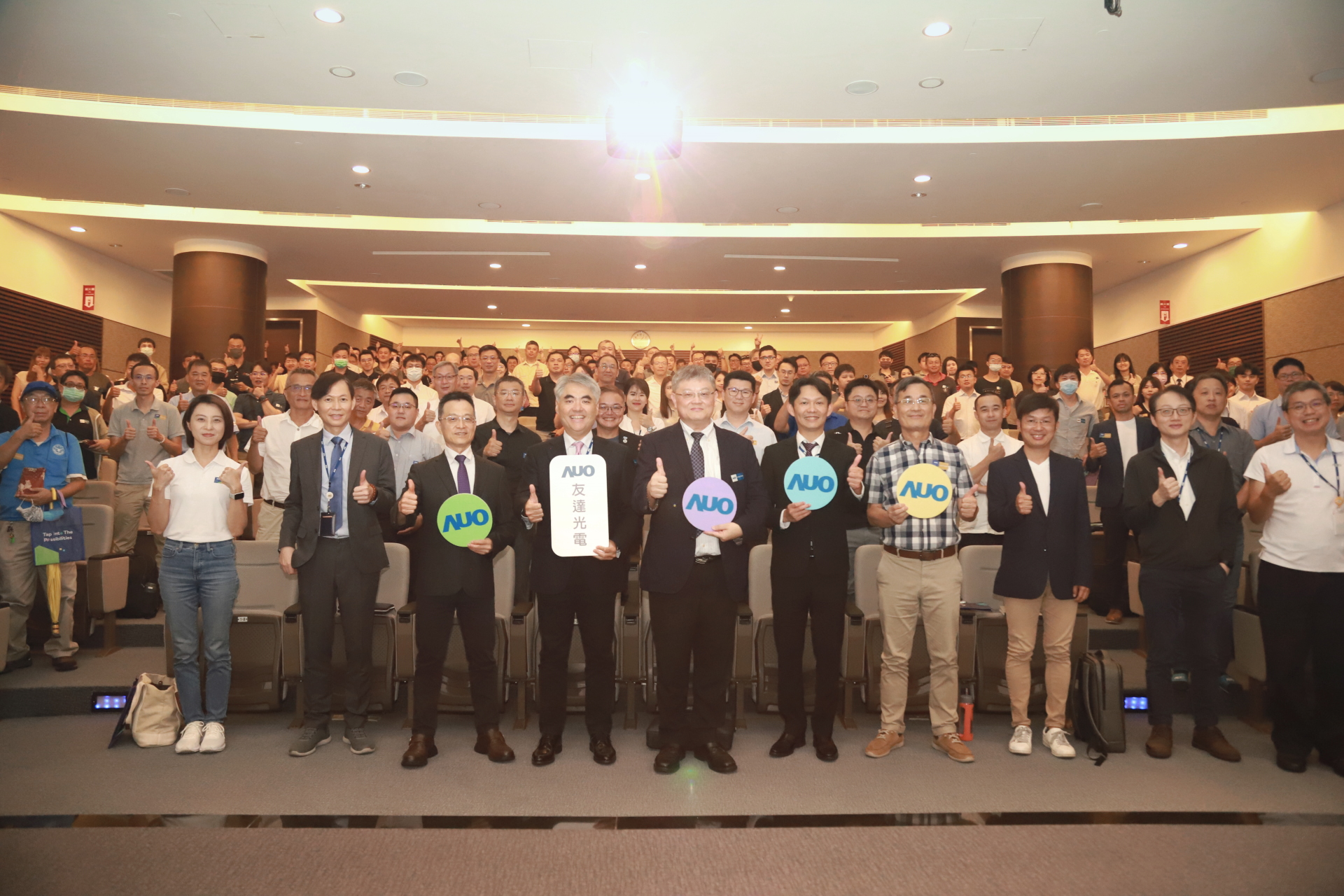 友達光電邀請領域專家共研再生能源發展、電力需求及建築物減碳等議題進行交流，盼共擘綠色永續生態圈的嶄新契機
