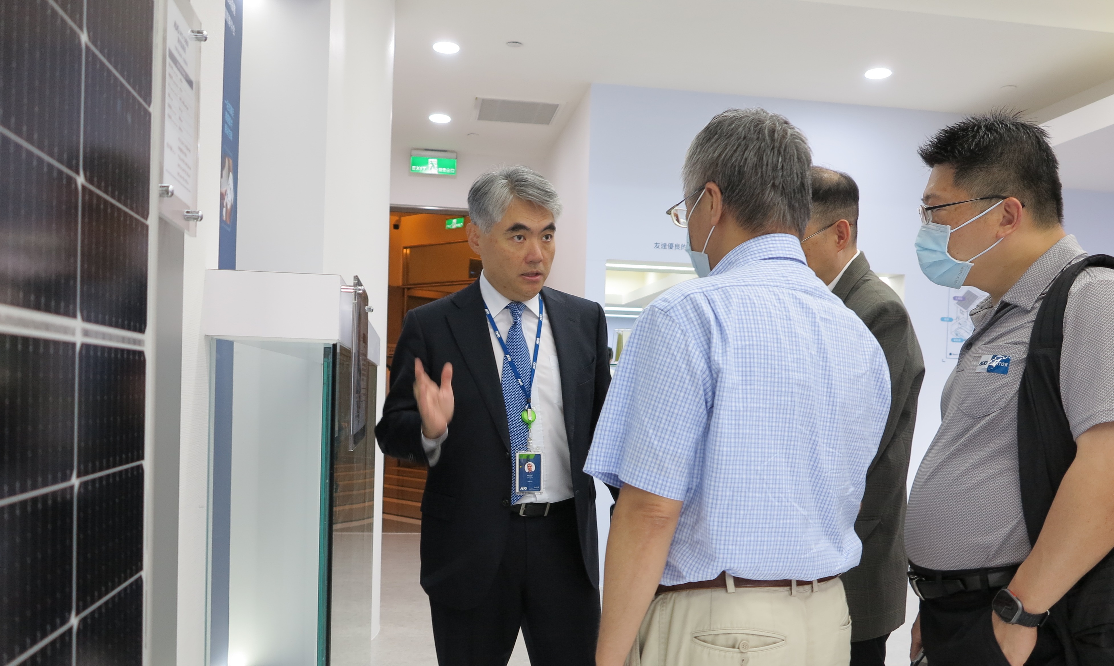 友達光電能源事業群總經理林恬宇分享友達落實太陽能建築一體化目標，協助企業邁向能源轉型的高效能低碳解方。