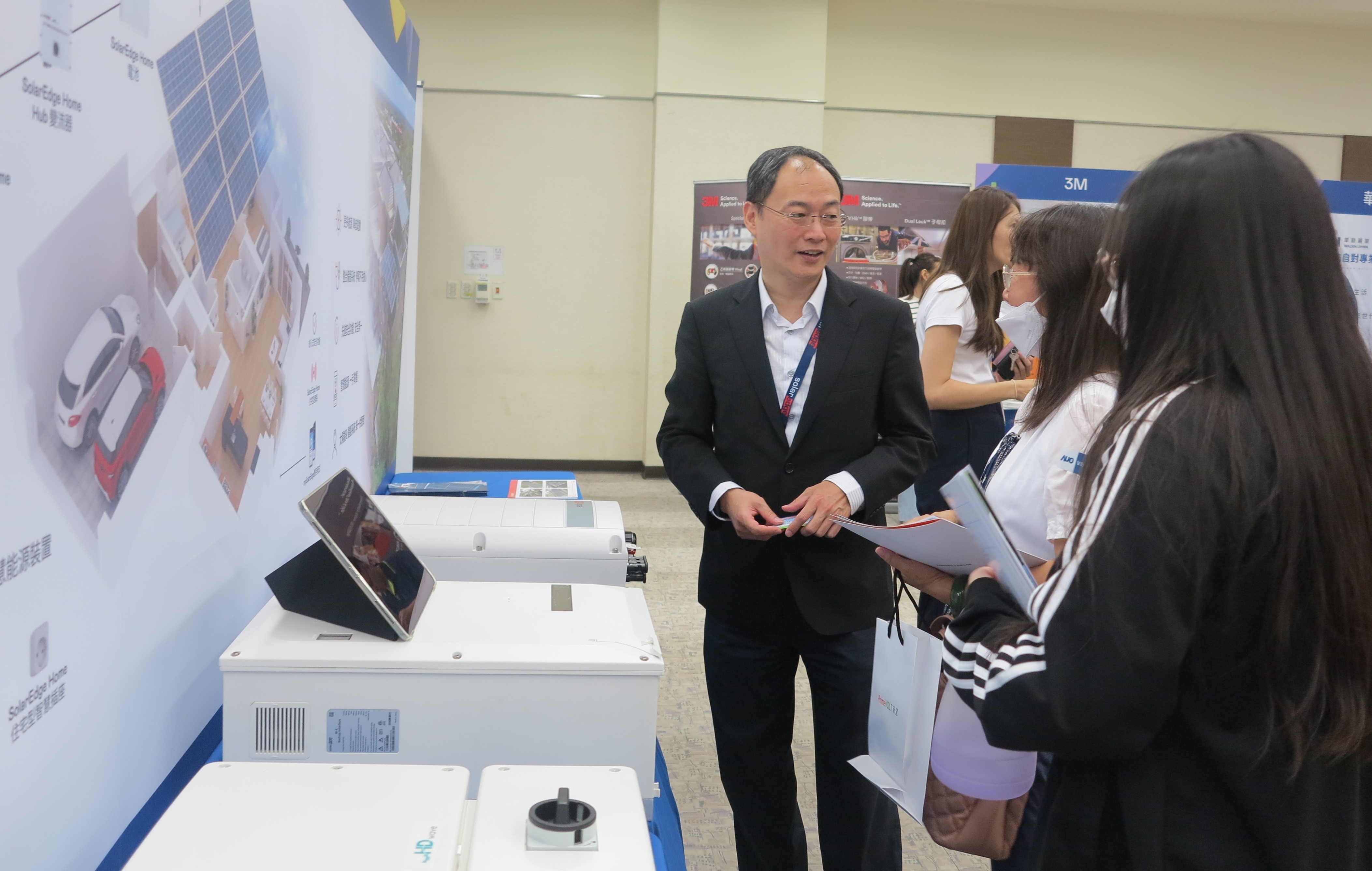 透過研討會產學界緊密交流與分享，提升參與人員借鏡及加深低碳概念，提升綠色能源產業之韌性。